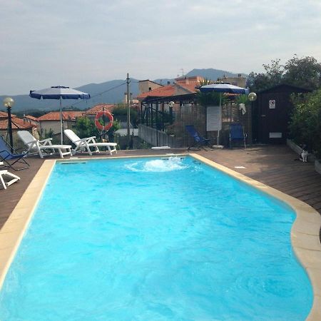 Gli Angeli Agriturismo Villa Cisano sul Neva Luaran gambar