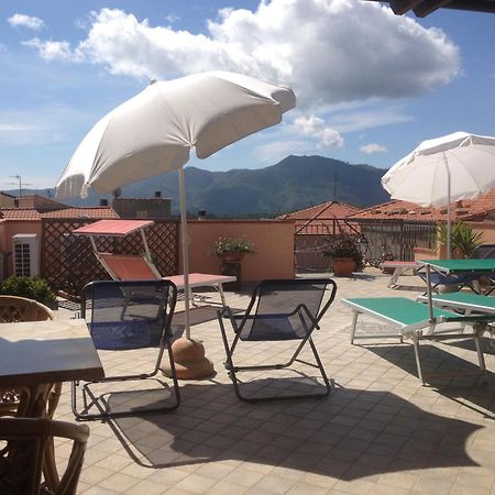 Gli Angeli Agriturismo Villa Cisano sul Neva Luaran gambar