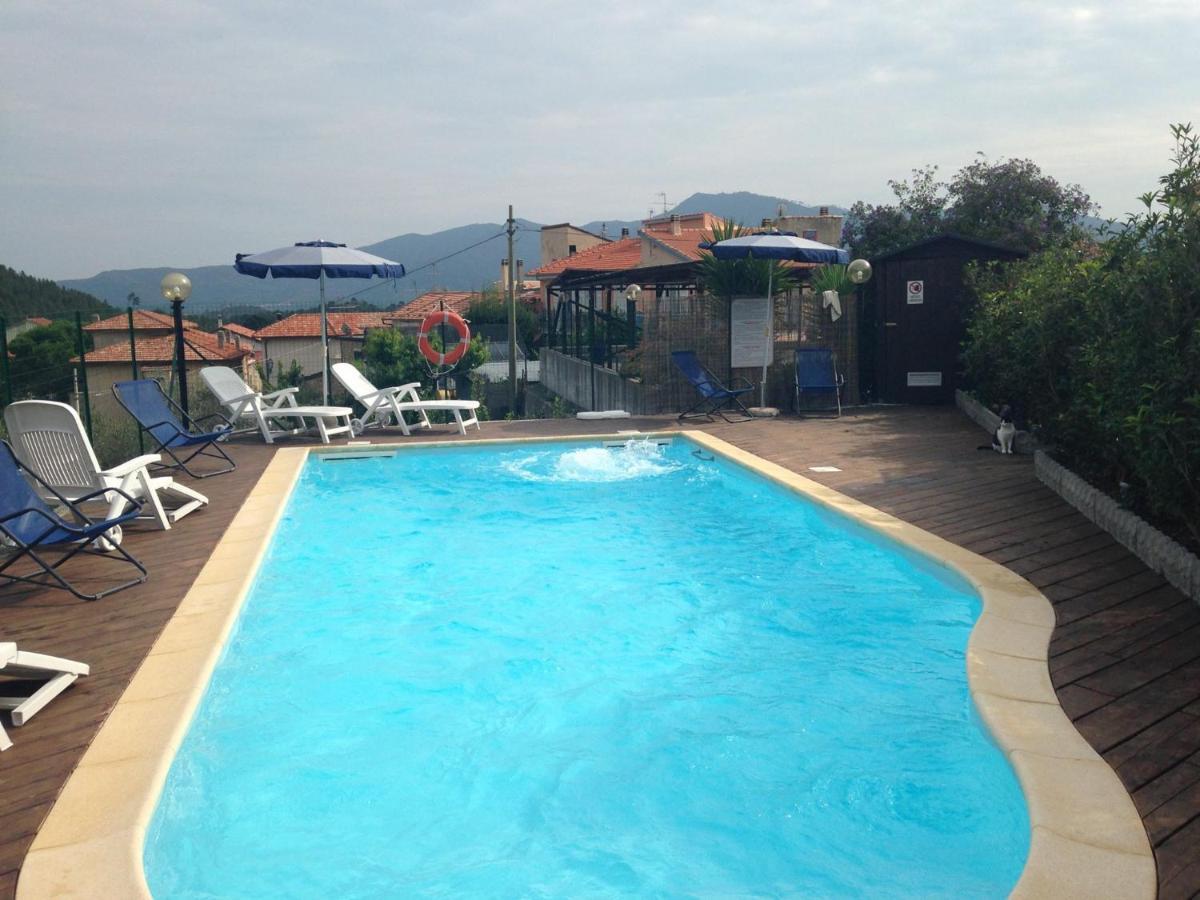 Gli Angeli Agriturismo Villa Cisano sul Neva Luaran gambar