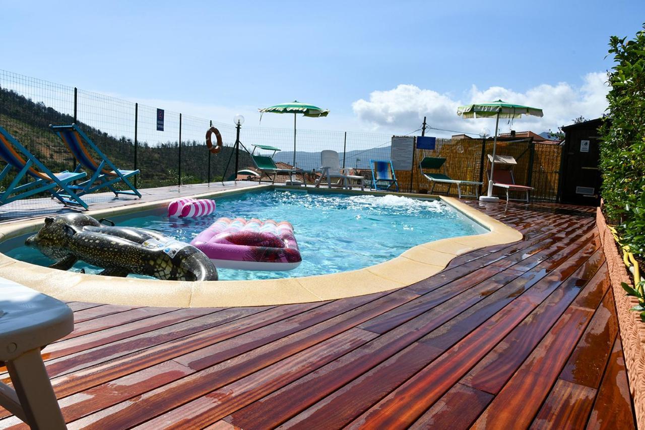 Gli Angeli Agriturismo Villa Cisano sul Neva Luaran gambar