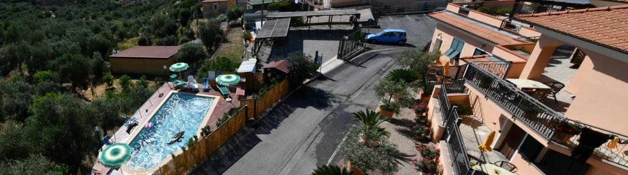Gli Angeli Agriturismo Villa Cisano sul Neva Luaran gambar