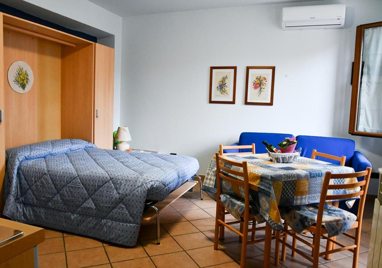Gli Angeli Agriturismo Villa Cisano sul Neva Luaran gambar