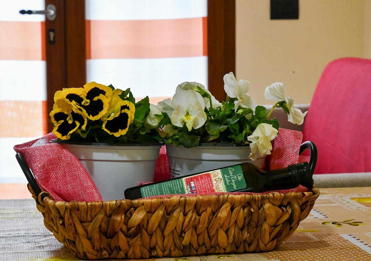 Gli Angeli Agriturismo Villa Cisano sul Neva Luaran gambar