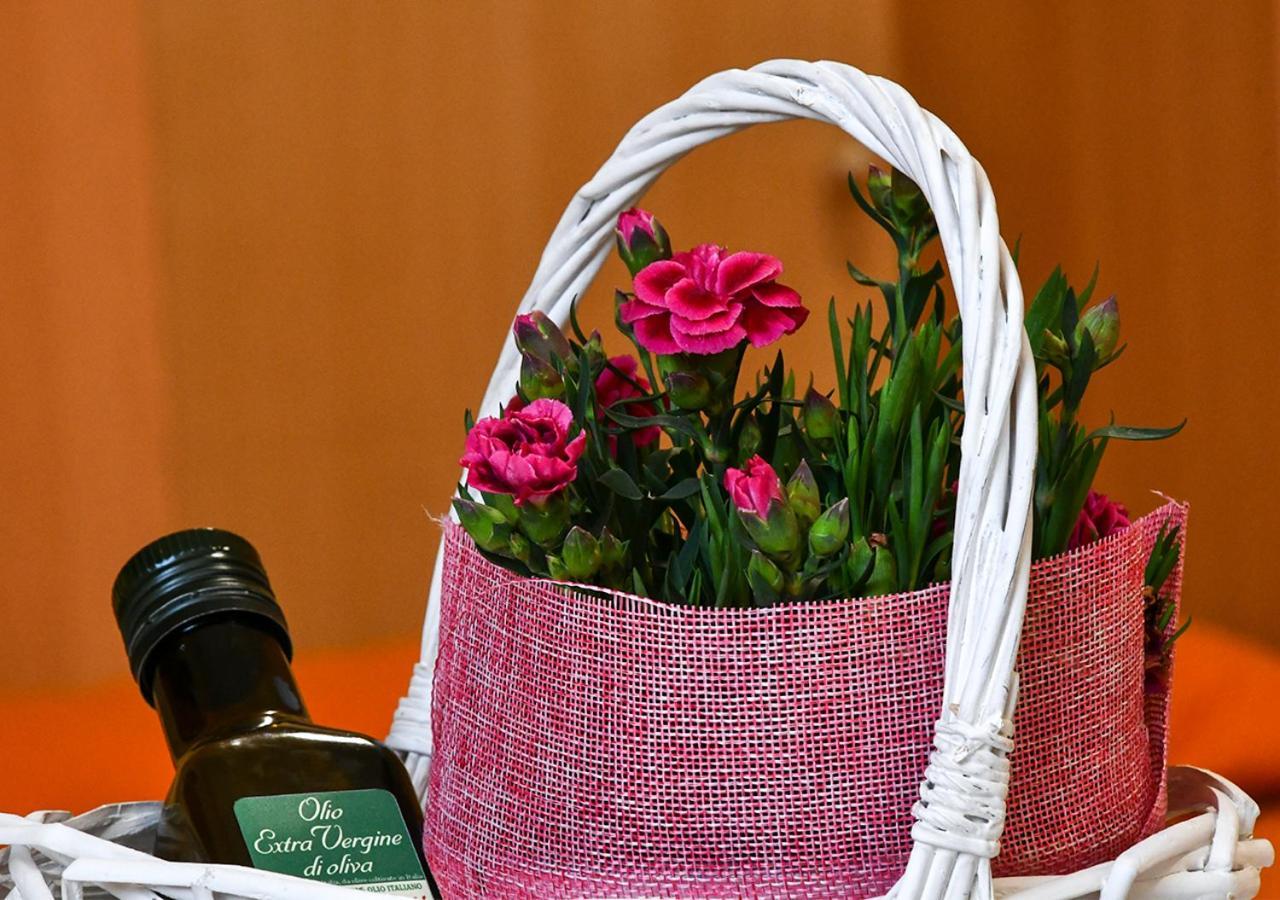 Gli Angeli Agriturismo Villa Cisano sul Neva Luaran gambar