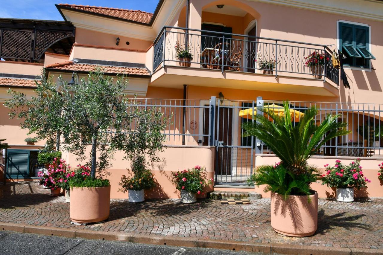 Gli Angeli Agriturismo Villa Cisano sul Neva Luaran gambar