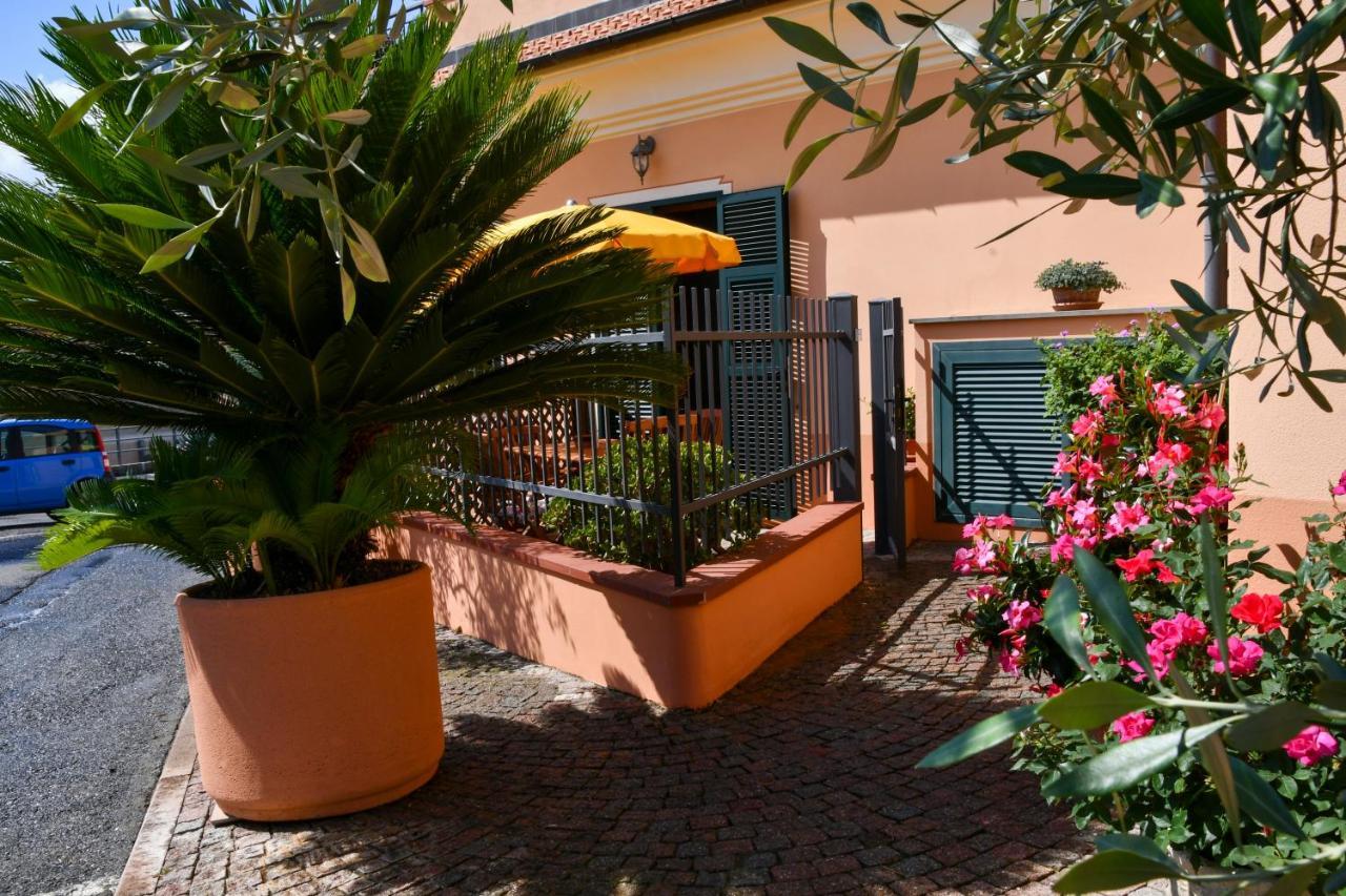 Gli Angeli Agriturismo Villa Cisano sul Neva Luaran gambar