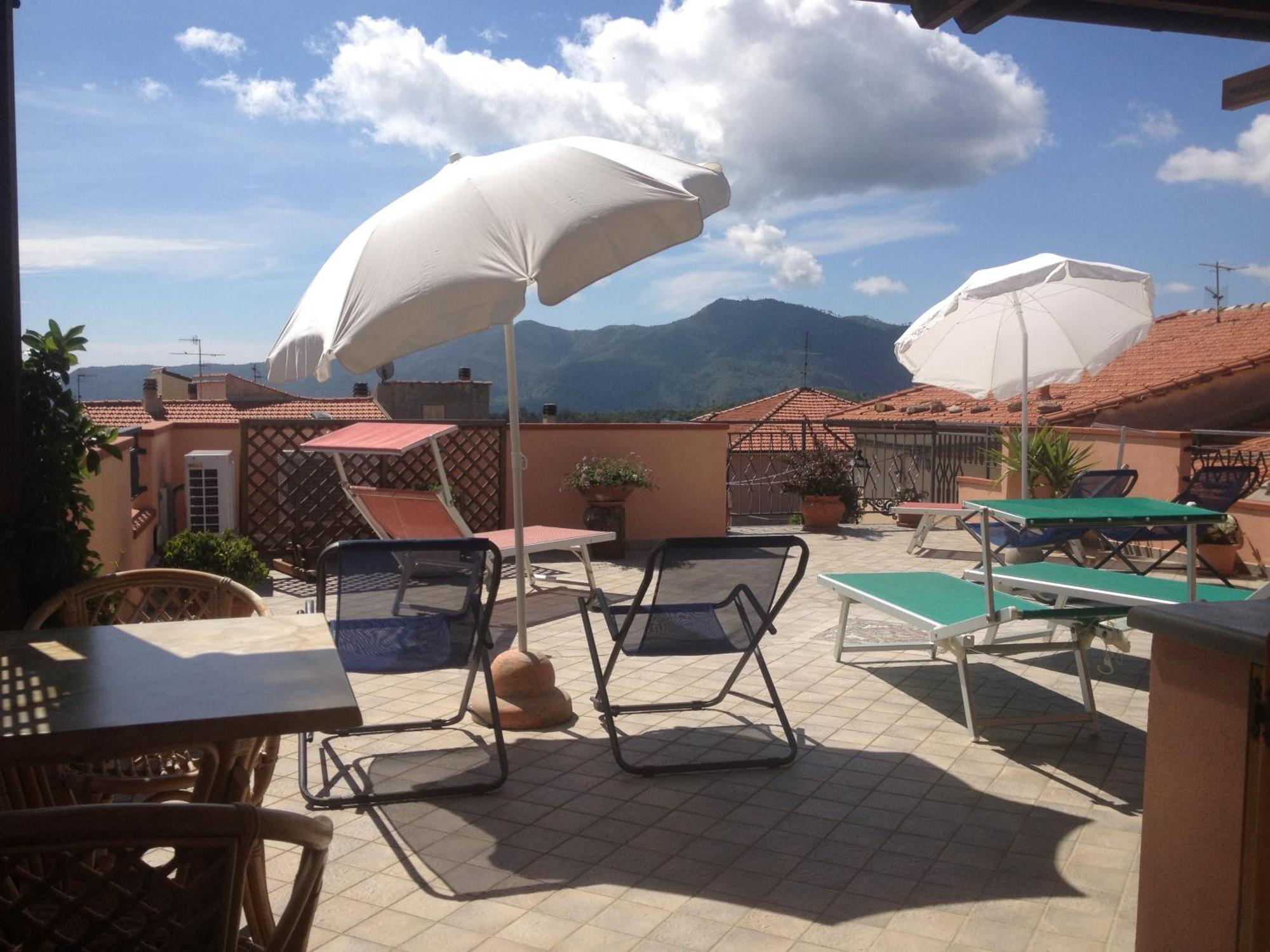 Gli Angeli Agriturismo Villa Cisano sul Neva Luaran gambar